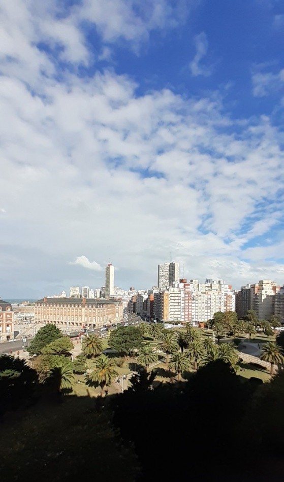 DEPARTAMENTO 2 AMBIENTES AL FRENTE CON BALCON ATERRAZADO CORRIDO CON VISTA PLENA AL MAR Y A LA PLAZA COLON, POSEE COCHERA FIJA CUBIERTA