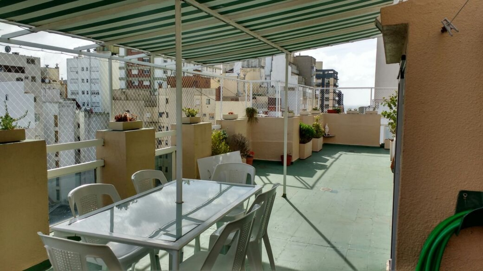 DEPARTAMENTO TIPO PENTHOUSE CON VISTA PARCIAL AL MAR DE 4 AMBIENTES . ZONA GUEMES