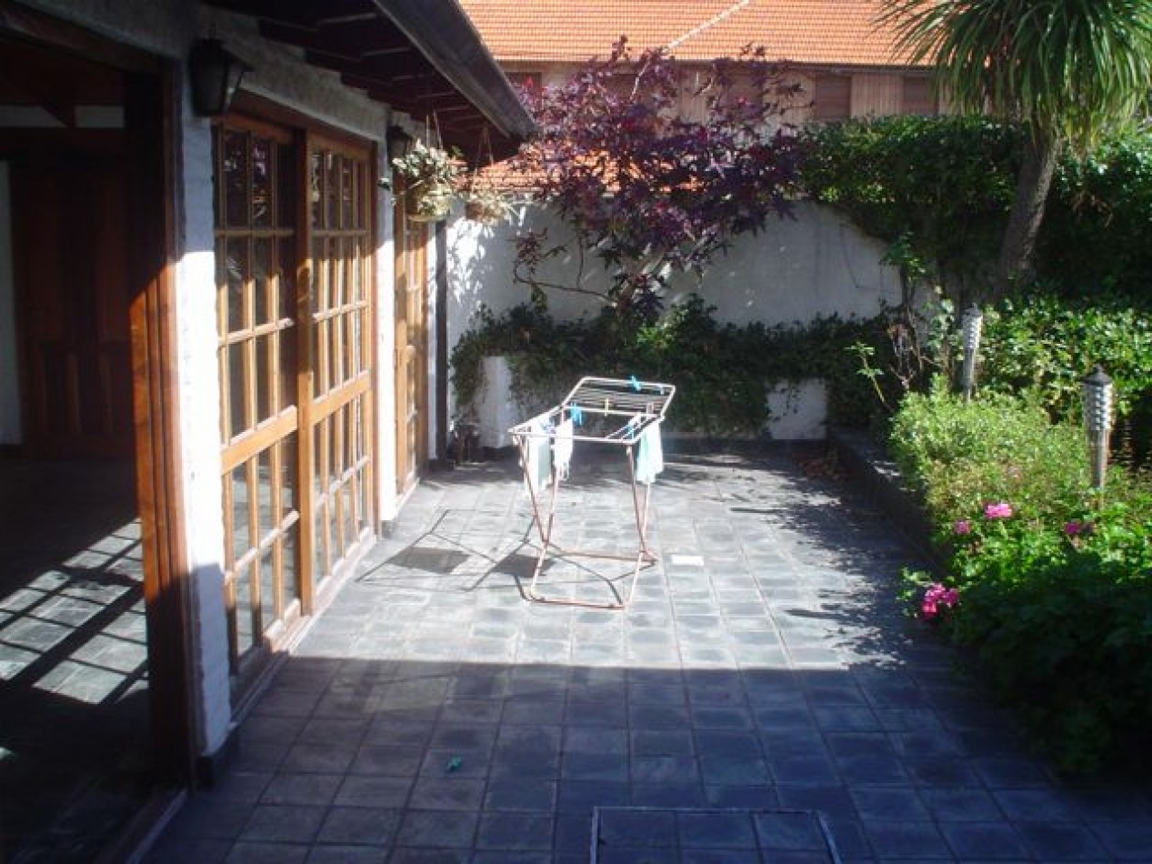 Chalet cuatro ambientes con dependencia, desarrollado en dos plantas, patio, jardin y garage. Chauvin