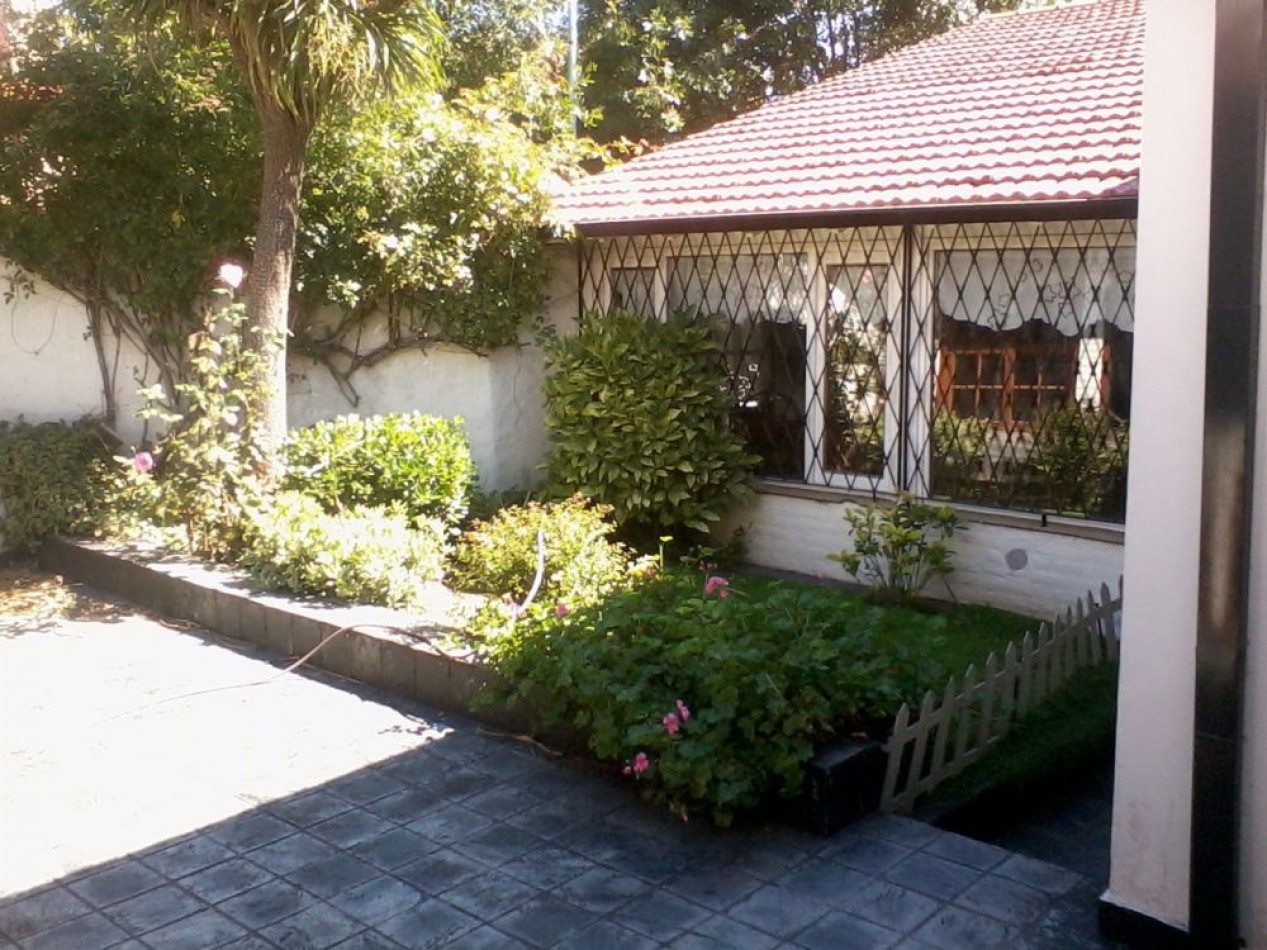 Chalet cuatro ambientes con dependencia, desarrollado en dos plantas, patio, jardin y garage. Chauvin