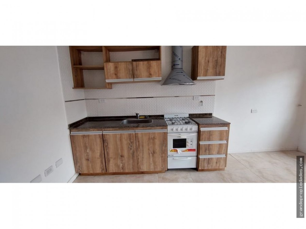 P.H. tres ambientes en primero piso reciclado con patio y parrilla. Zona Don bosco