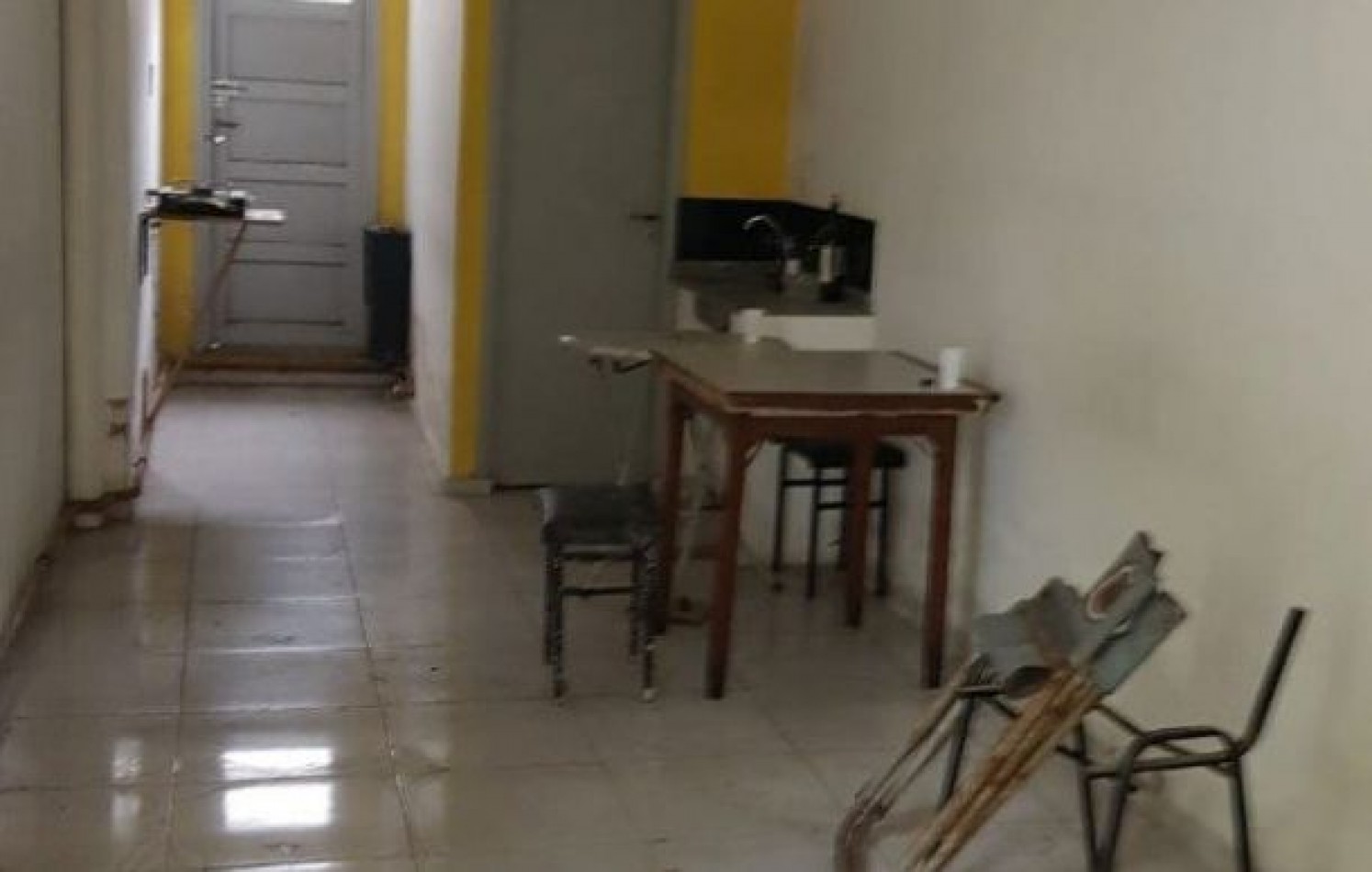 Local comercial con entre piso+ otro local chico+ vivienda a restaurar. Villa Primera