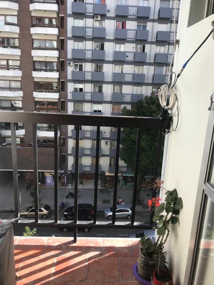 Departamento un ambiente a la calle con balcon saliente. Plaza Mitre