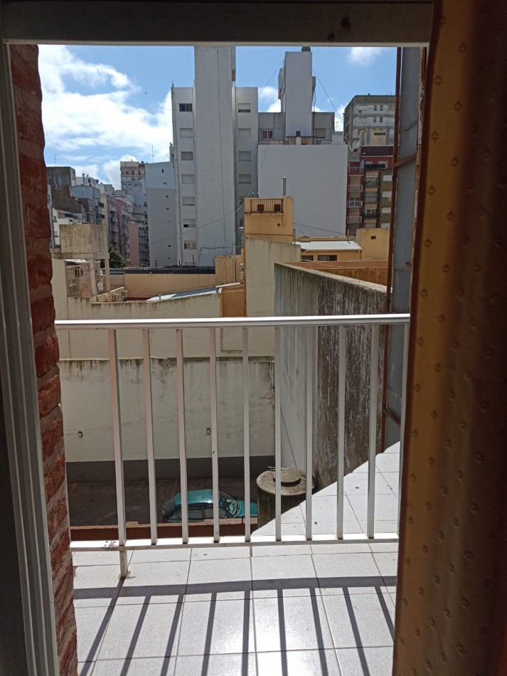 Departamento un ambiente al contrafrente con balcon saliente. ZONA ALDREY