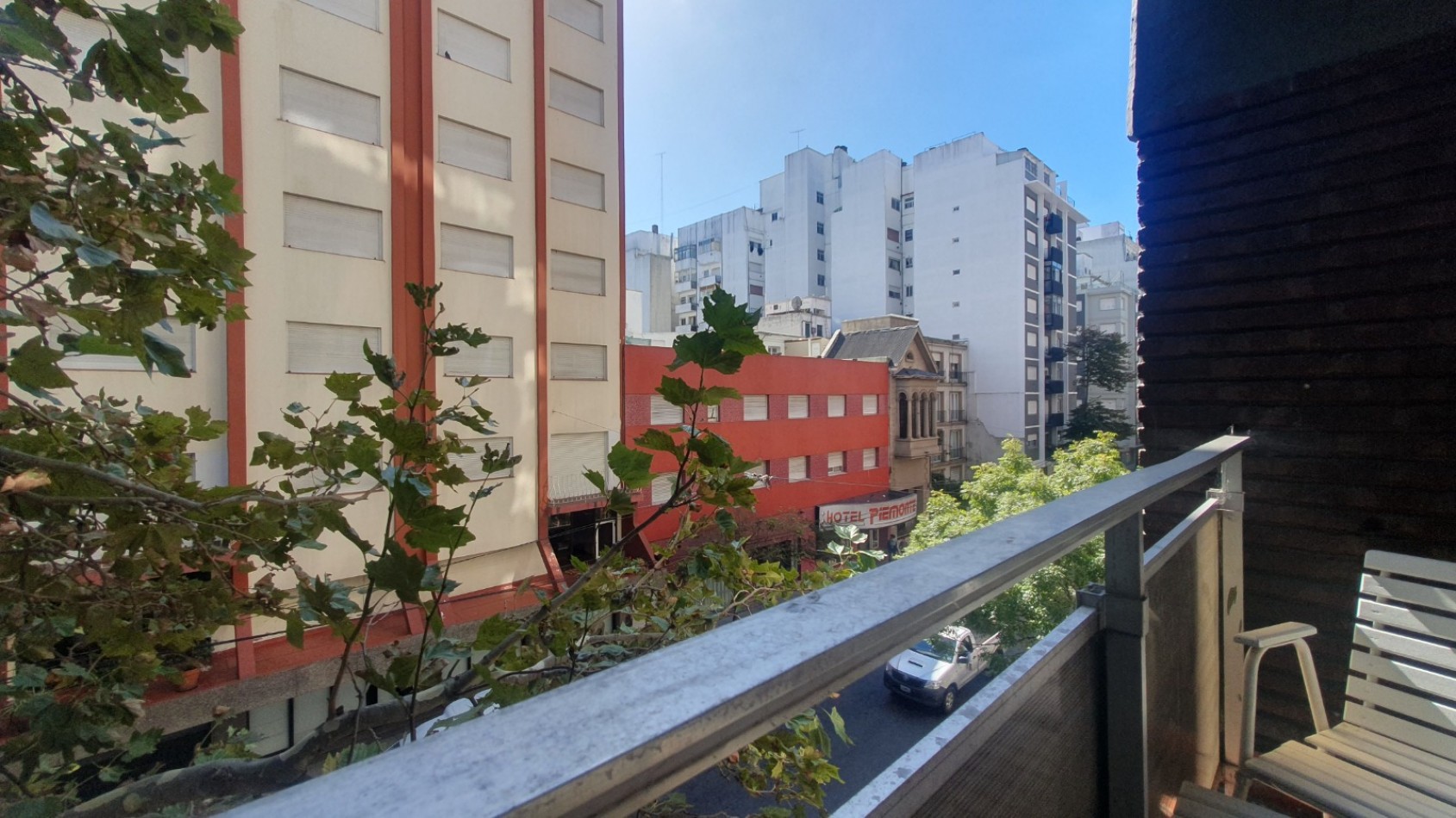 Departamento tres ambientes a la calle con balcon saliente y cochera. Reciclado. Zona: Aldrey