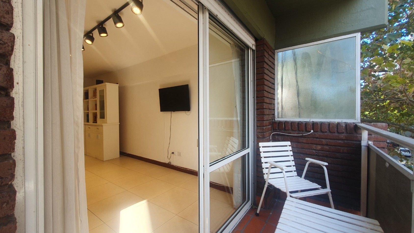 Departamento tres ambientes a la calle con balcon saliente y cochera. Reciclado. Zona: Aldrey