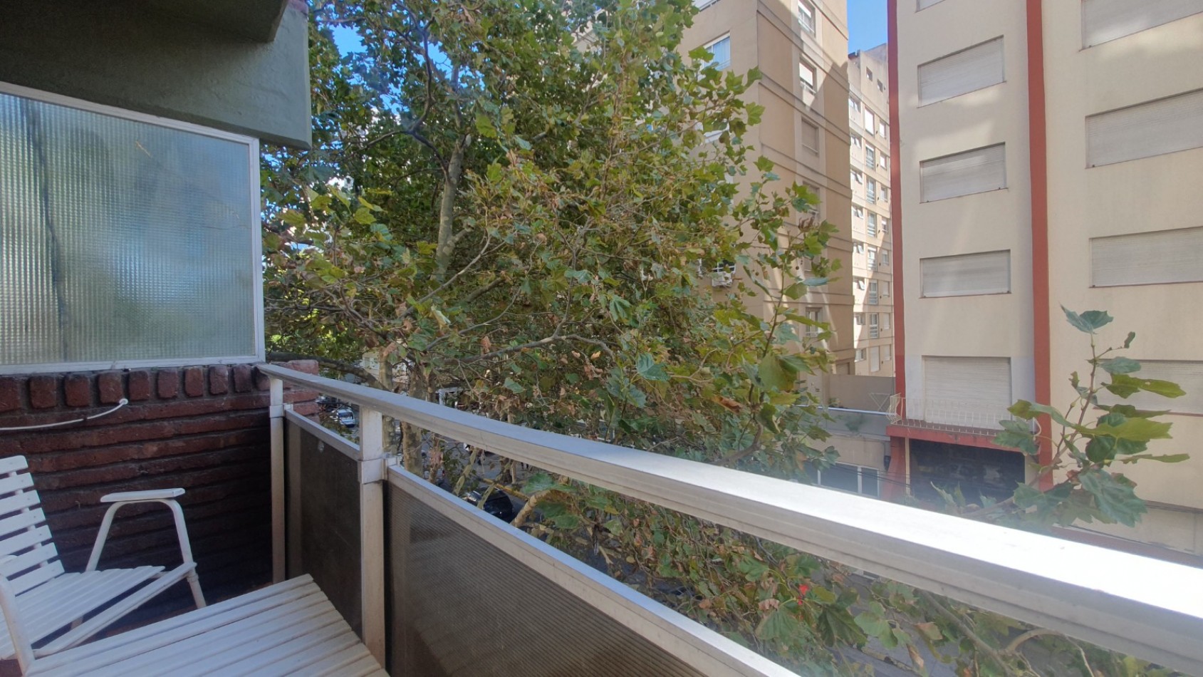 Departamento tres ambientes a la calle con balcon saliente y cochera. Reciclado. Zona: Aldrey