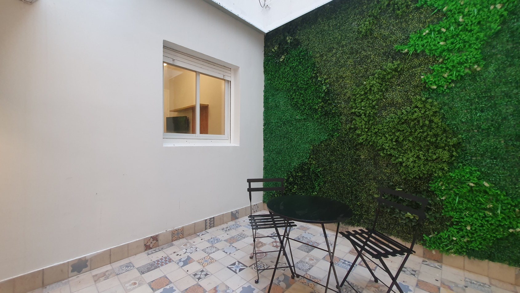 Departamento tres ambientes con patio. Reciclado y amoblado. Plaza Colon