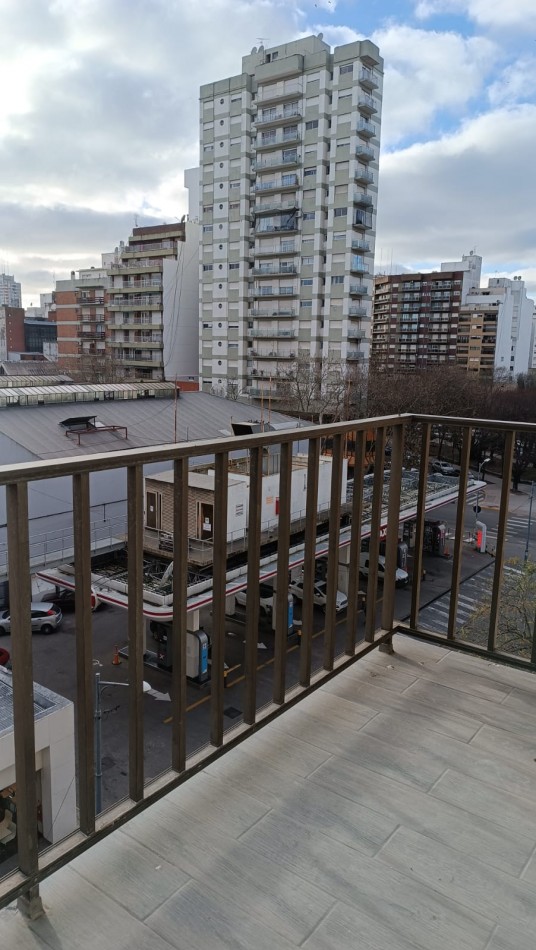Departeamnto tres ambientes a la calle con balcon saliente, Reciclado. Zona: Centro