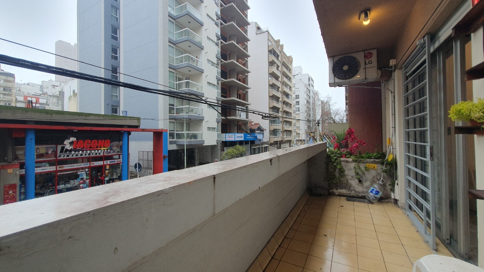 Departemento dos ambientes a la calle con balcon y patio. Zona: Aldrey