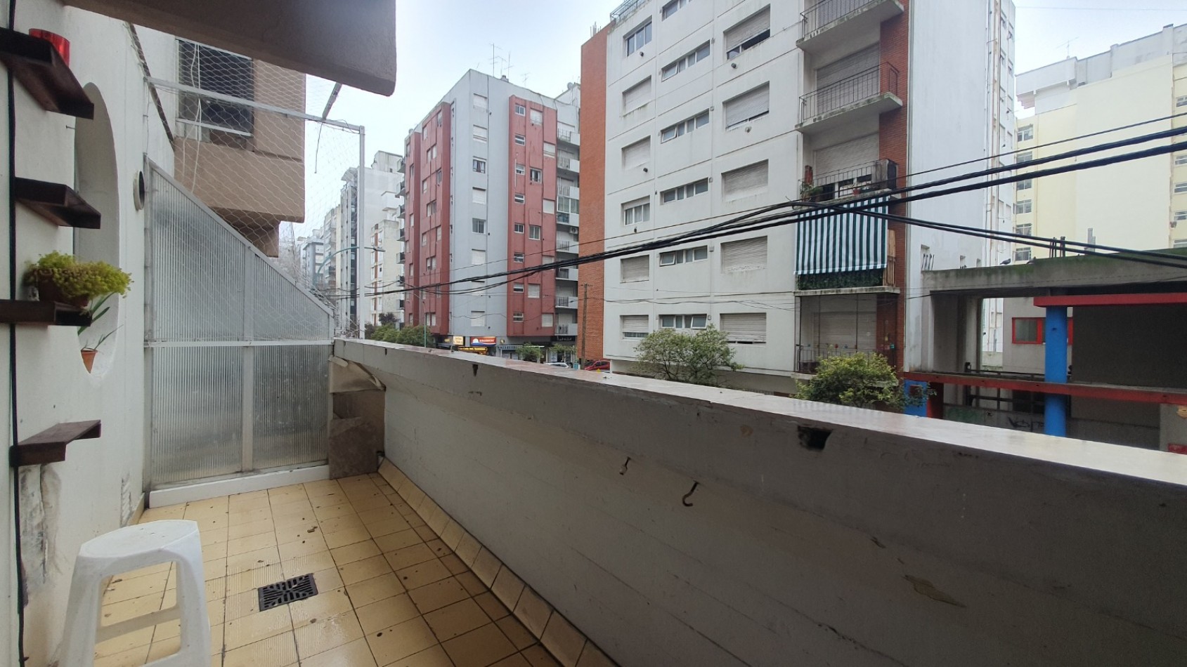 Departemento dos ambientes a la calle con balcon y patio. Zona: Aldrey