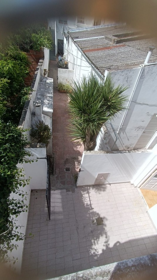 P.H. de tres ambientes en dos plantas con patio y balcon aterrzado. Zona: Facultad