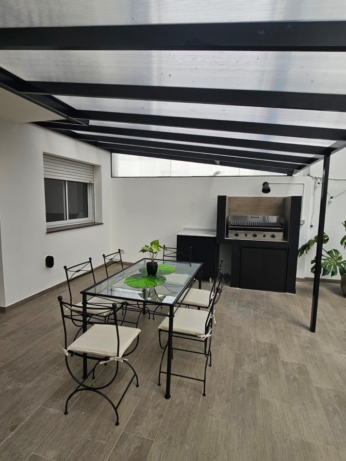 Departamento dos ambientes con patio semi techado con parrilla. Reciclado y amoblado. Zona Macrocentro