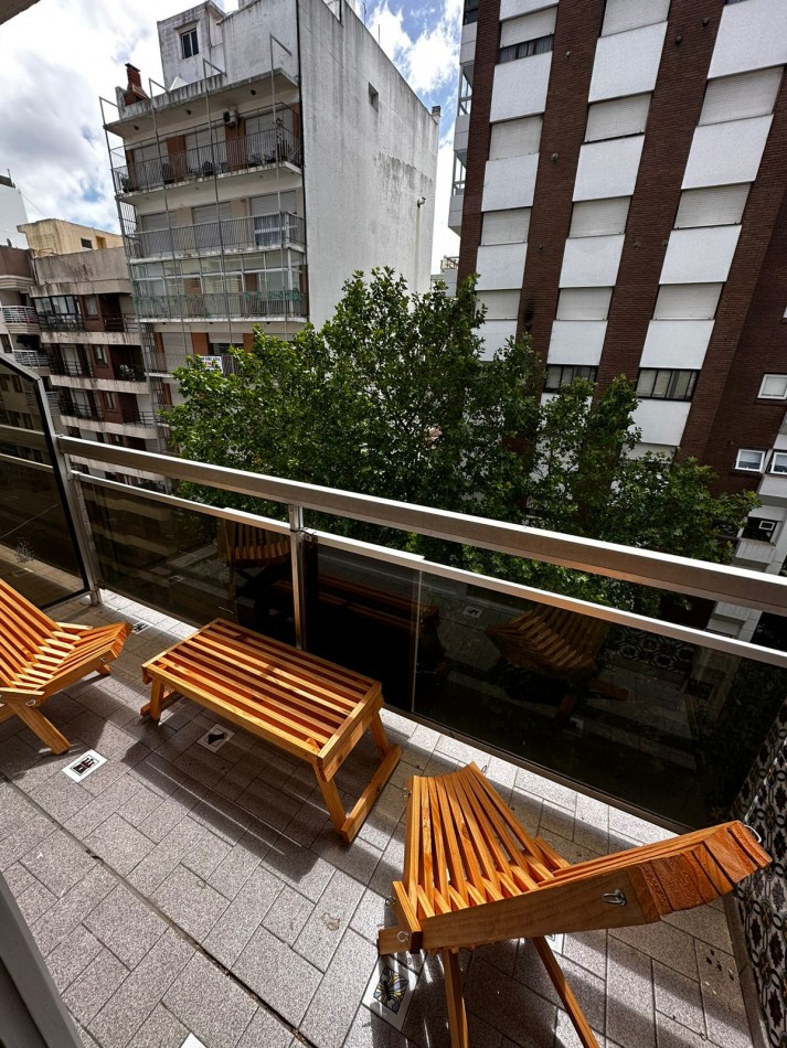 Departamento ambiente y medio a la calle con balcon saliente y cochera. Reciclado y amoblado