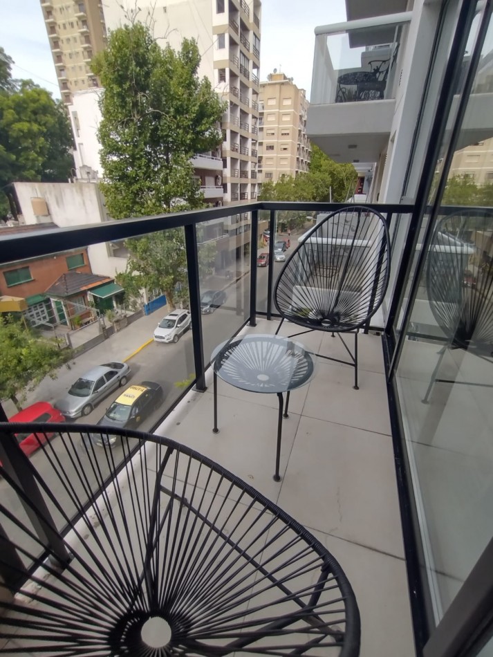 Semipiso de tres ambientes a estrenar con balcon saliente a la calle!!!   Chauvin