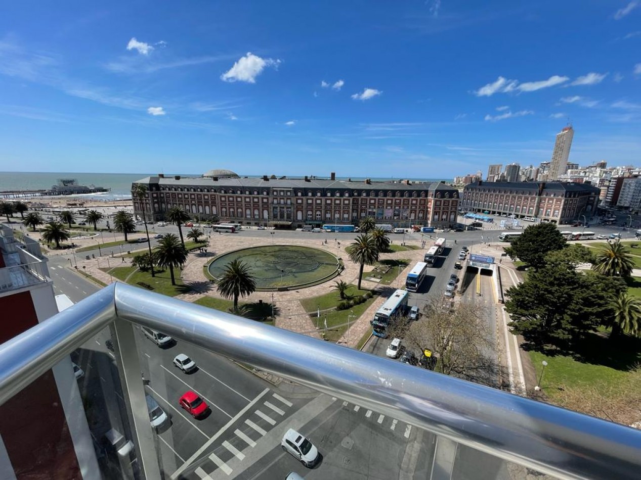 Espectacular Departamento dos ambientes a Estrenar con vista panorica al mar y al casino, con balcon saliente. Cochera. Plaza Colon