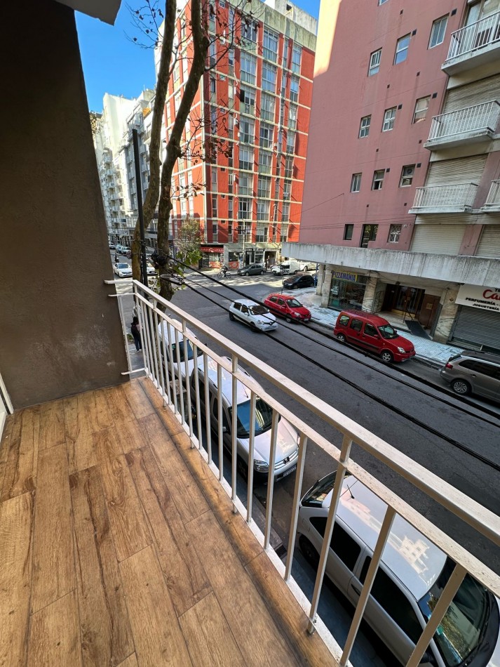 Departamento dos ambientes a la calle con balcon saliente. Reciclado y amblaado. Zona Guemes