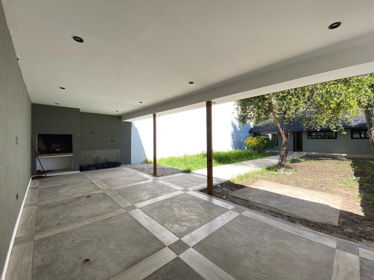 Chalet desarrollado en planta baja de tres ambientes con garage, parque y quincho. Reciclada integra. Zona: Villa Primera