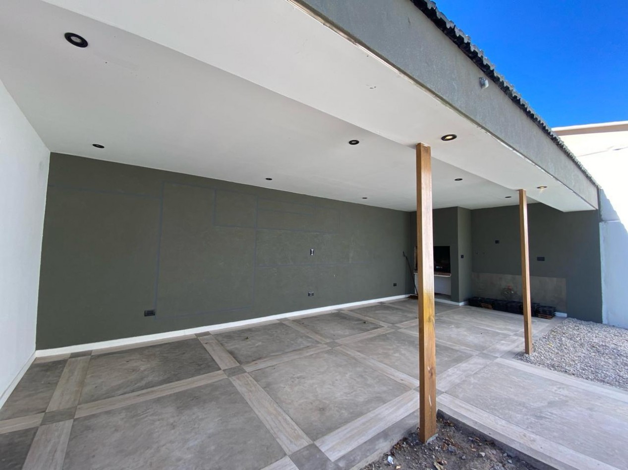 Chalet desarrollado en planta baja de tres ambientes con garage, parque y quincho. Reciclada integra. Zona: Villa Primera