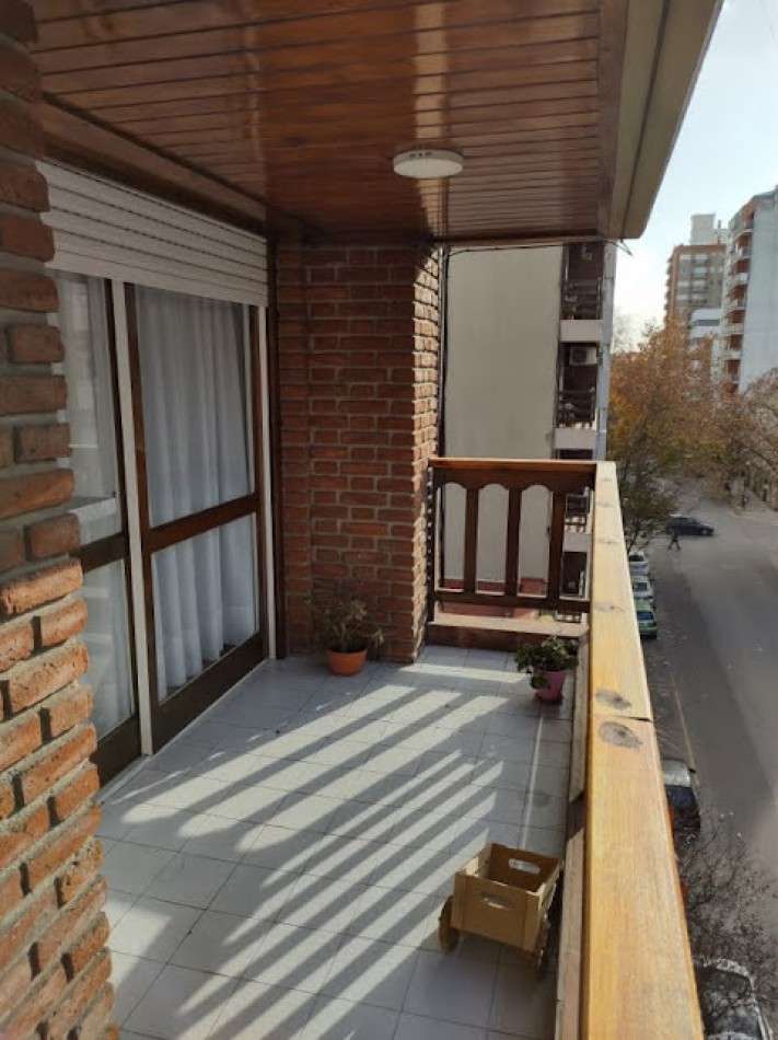 DEPARTAMENTO DE 4 AMBIENTES CON DEPENDECIA A LA CALLE CON DOS BALCONES, COCHERA Y BAULERA. ZONA: LA PERLA