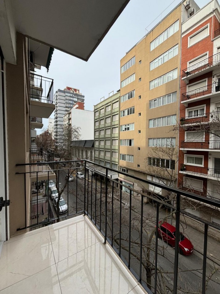 DEPARTAMENTO UN AMBIENTE A LA CALLE CON BALCON SALIENTE. RECICLADO Y AMOBLADO. ZONA TRIBUNALES