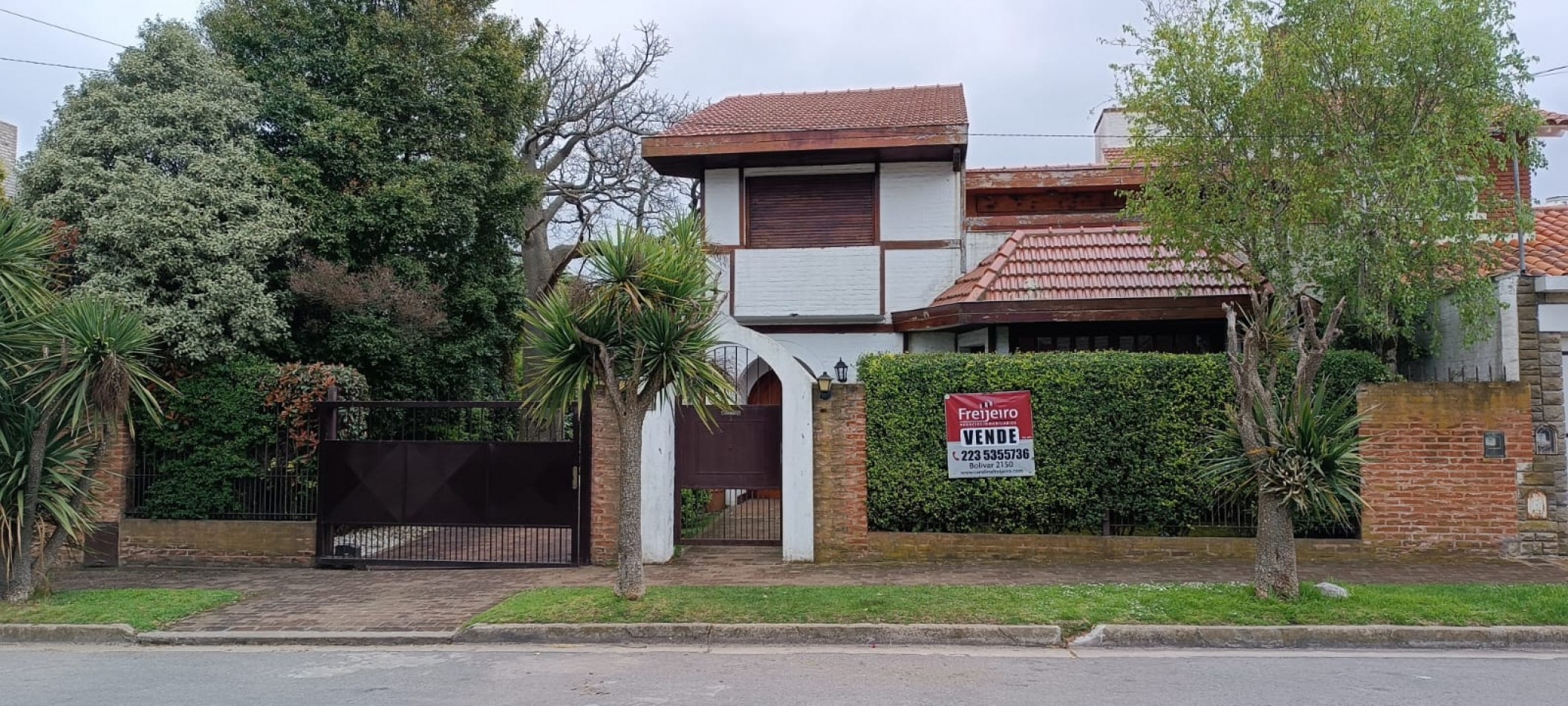 Importante chalet de 5 ambientes  emplazado en dos lotes en el Barrio Los Troncos