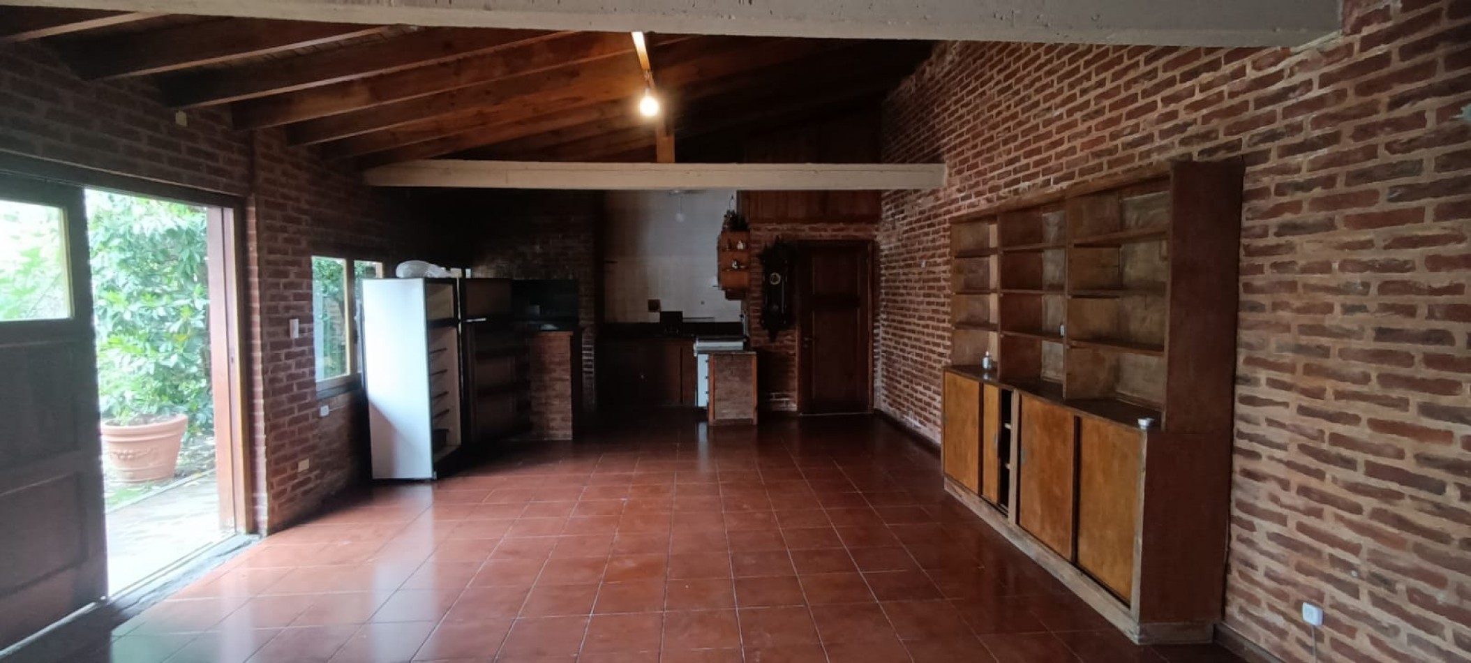 Importante chalet de 5 ambientes  emplazado en dos lotes en el Barrio Los Troncos