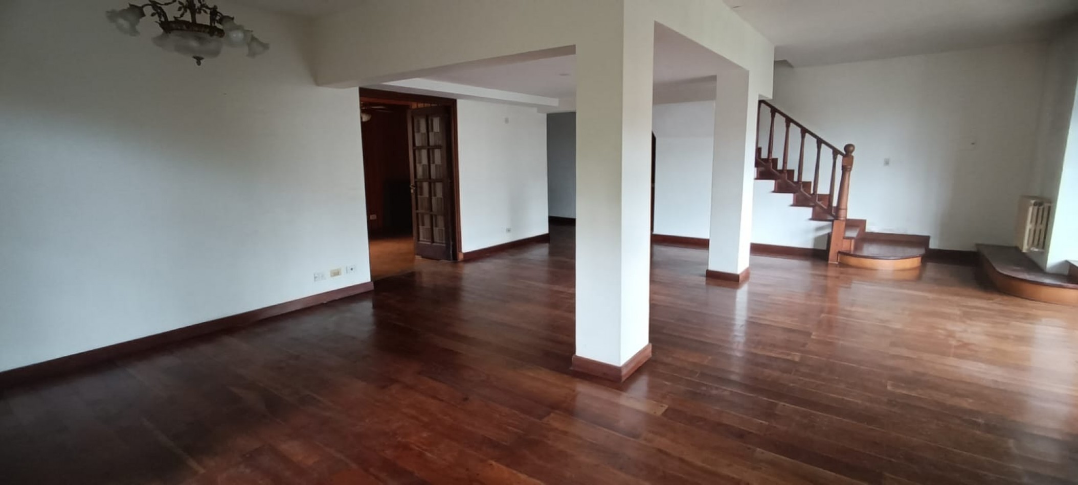 Importante chalet de 5 ambientes  emplazado en dos lotes en el Barrio Los Troncos