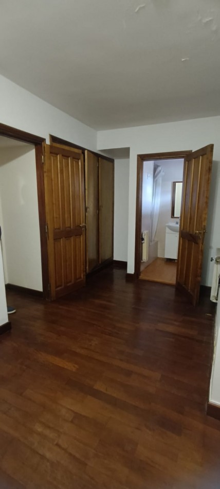 Importante chalet de 5 ambientes  emplazado en dos lotes en el Barrio Los Troncos