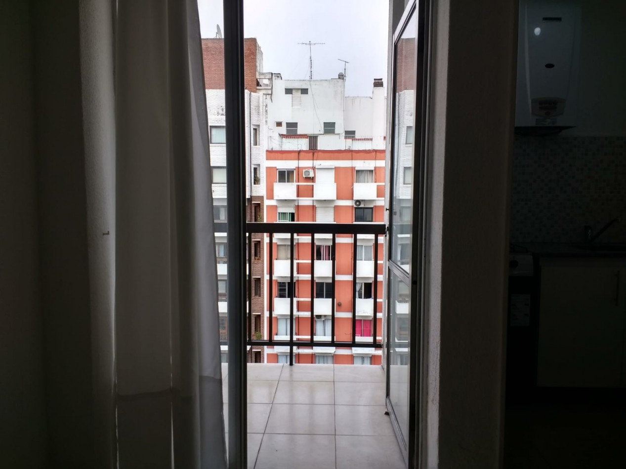 Departamento un ambiente a la calle con balcon saliente Plaza Mitre