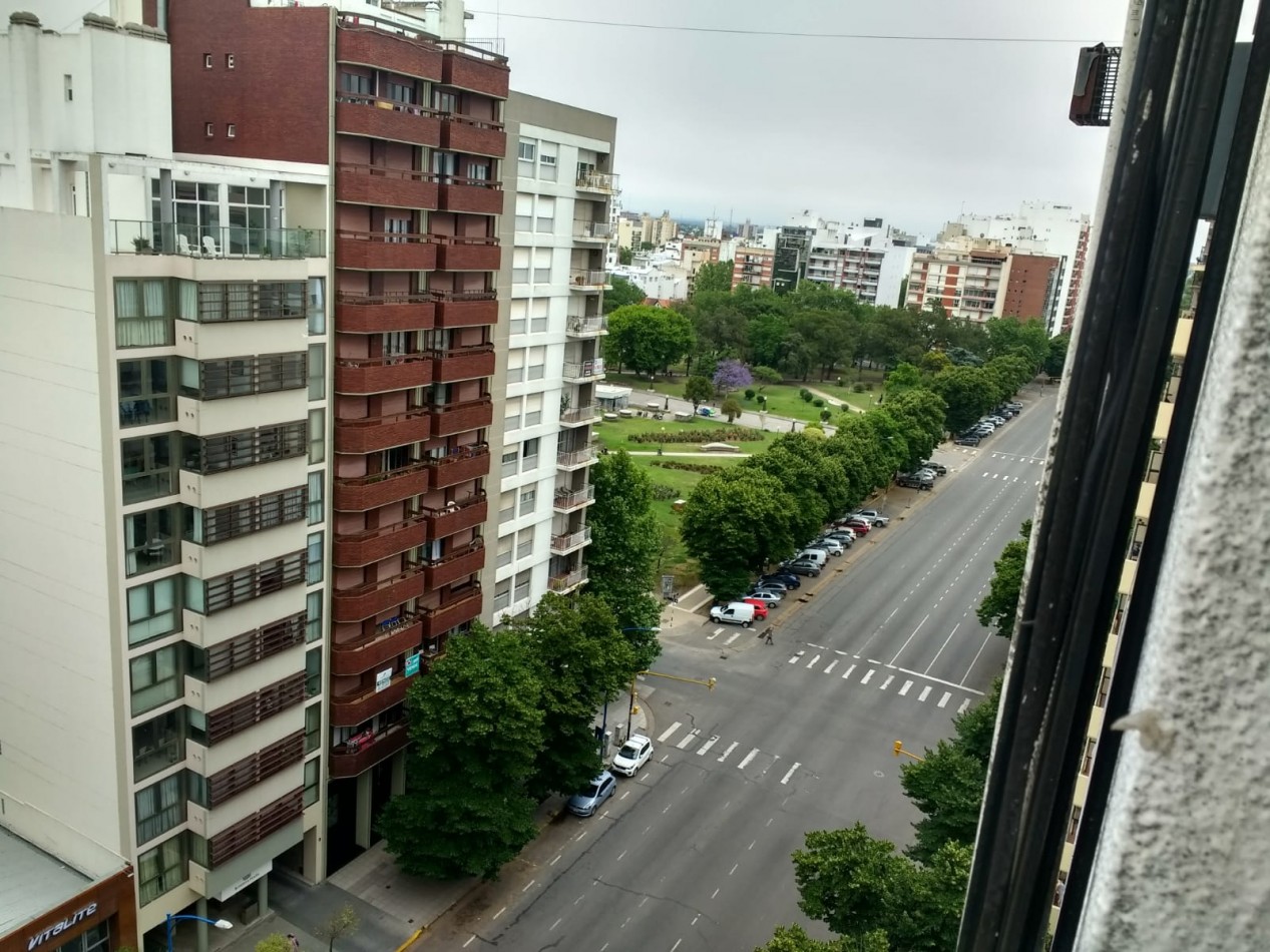 Departamento un ambiente a la calle con balcon saliente Plaza Mitre