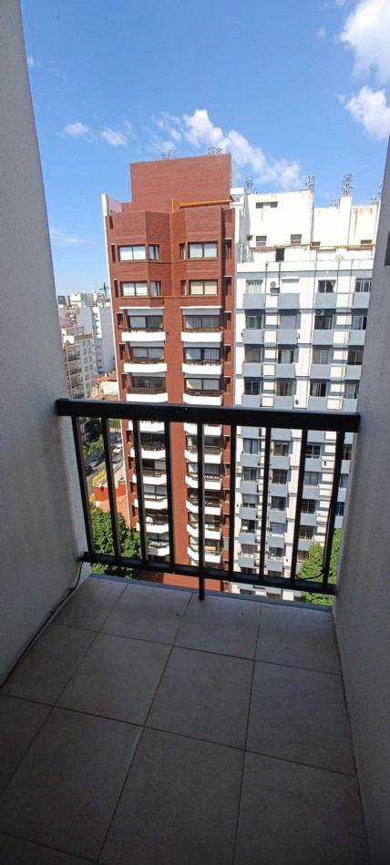 Departamento un ambiente a la calle con balcon saliente Plaza Mitre