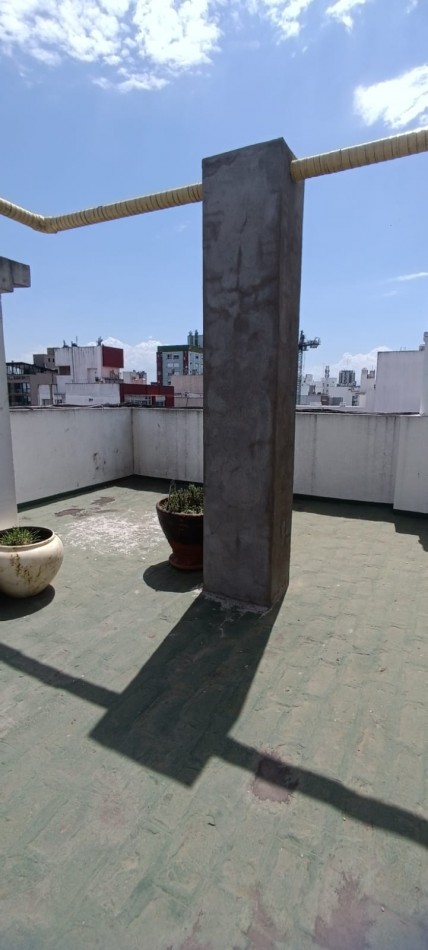 Departamento dos ambientes a la calle con balcon saliente. Excelente estdo original. Zona Macrocentro