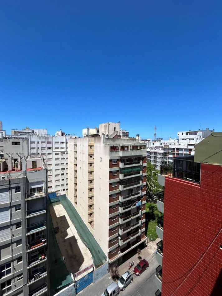 Departamento dos ambientes coon dependencia a la calle con balcon. Reciclado y amoblado. Zona: Macrocentro