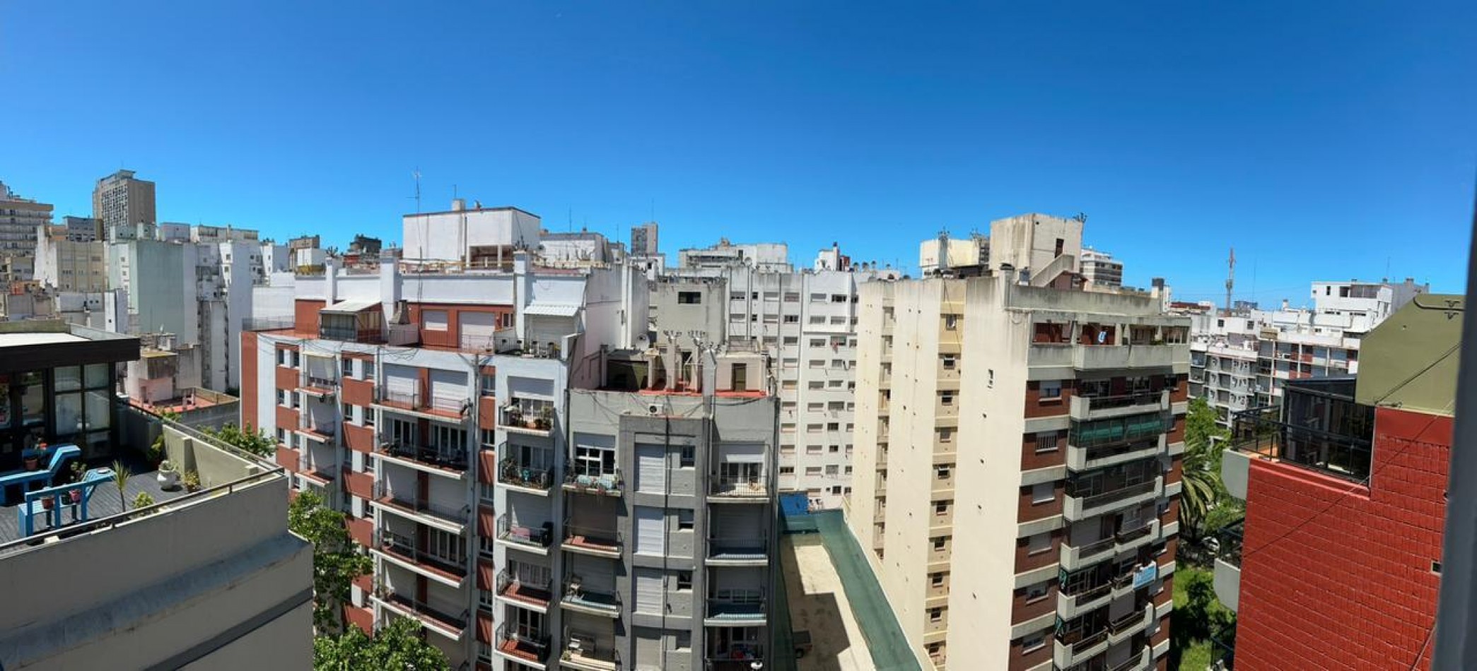 Departamento dos ambientes coon dependencia a la calle con balcon. Reciclado y amoblado. Zona: Macrocentro