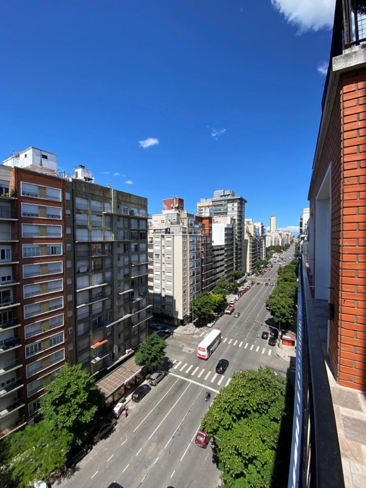 Departamento tres ambientes a la calle con balcon. Reciclado y amoblado. Zona: Macrocentro