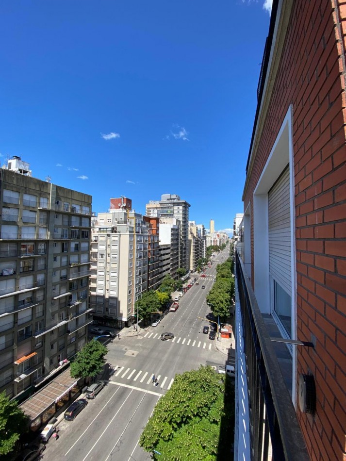 Departamento tres ambientes a la calle con balcon. Reciclado y amoblado. Zona: Macrocentro