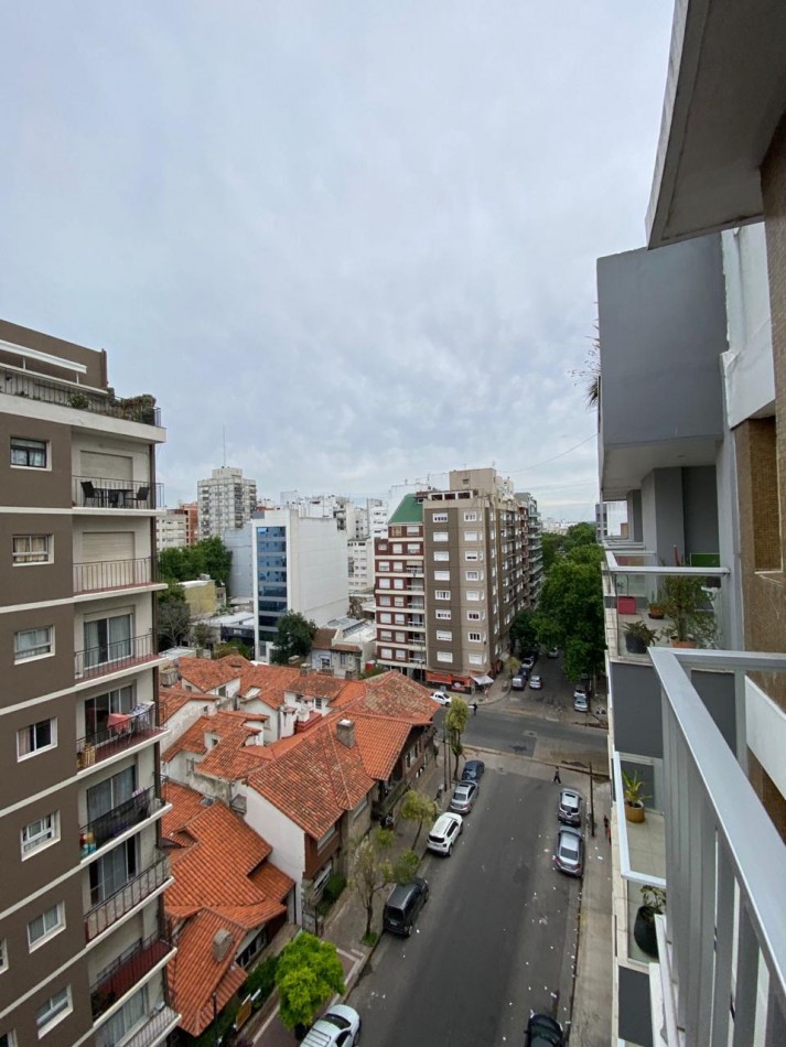 Departamento tres ambientes a la calle con balcon salinte. Reciclado y amoblado. Macrocentro