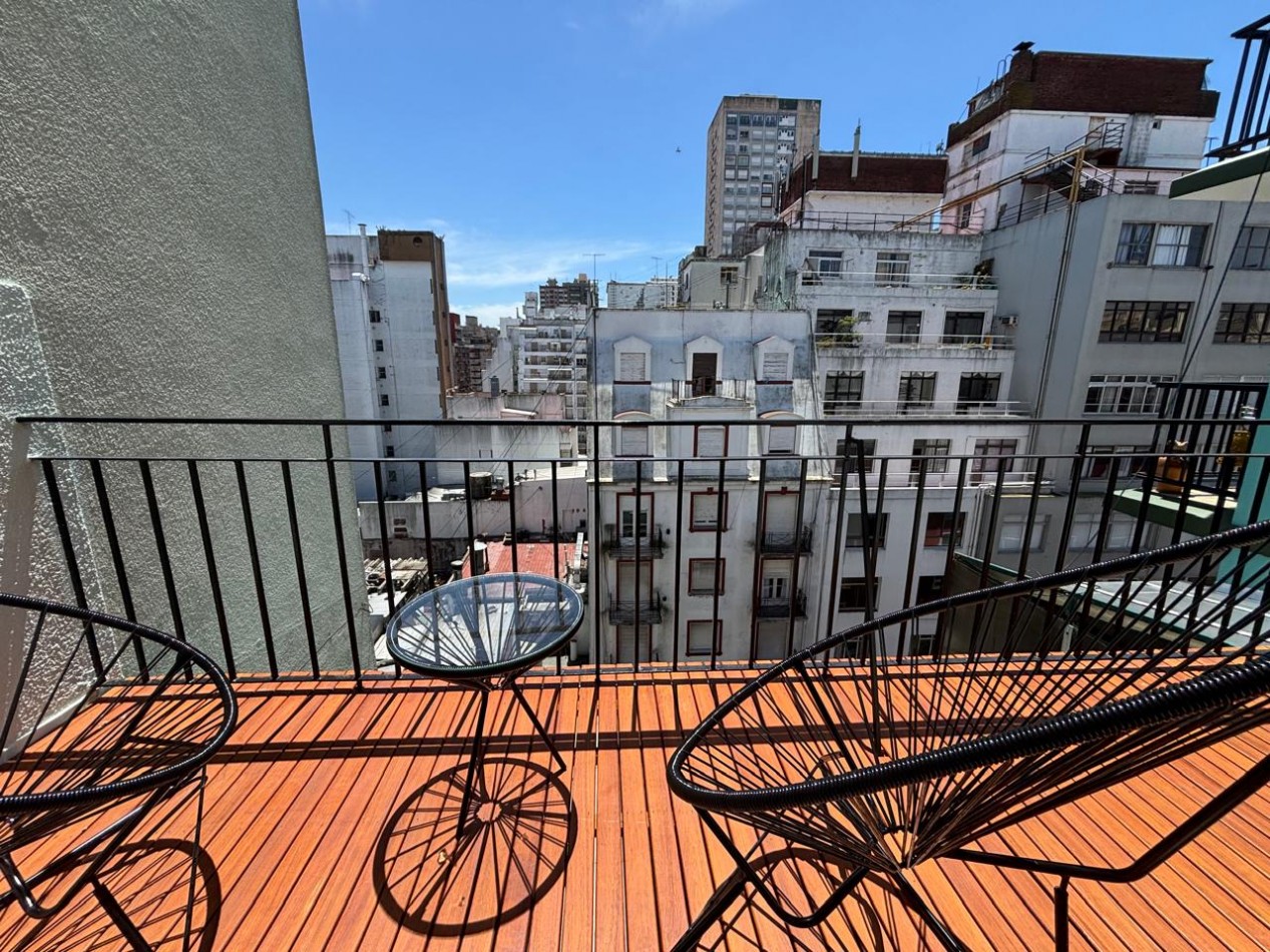 Departamento tres ambientes con dependencia, a la calle con balcon aterrazado. Recicado. Zona Centro