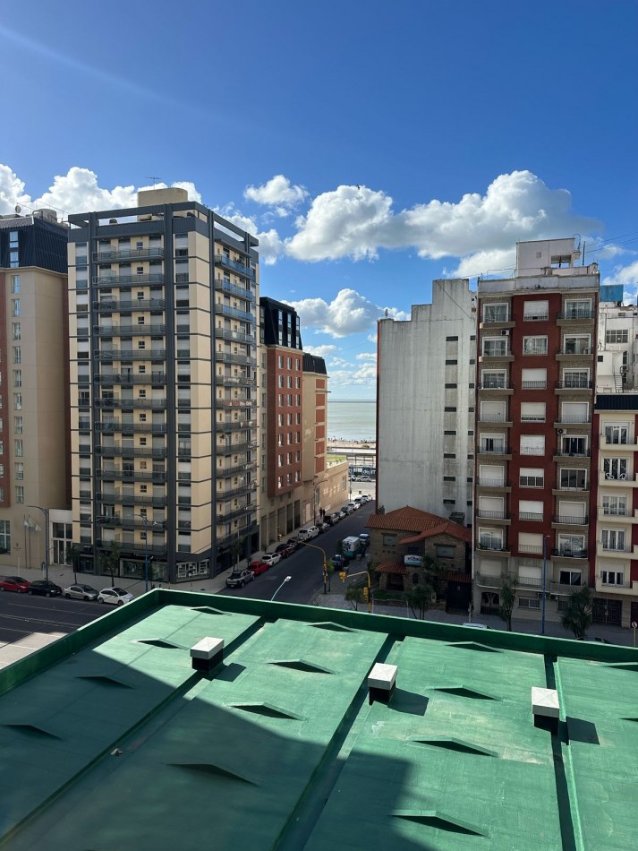 Departamento tres ambientes a la calle con balcon cerrado. Reciclado y amoblado. Guemes