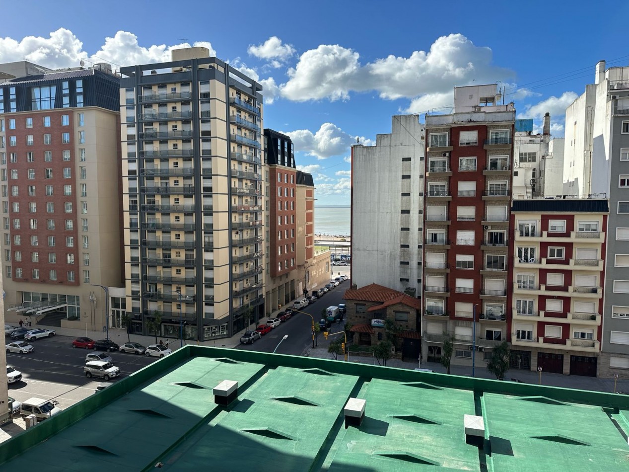 Departamento tres ambientes a la calle con balcon cerrado. Reciclado y amoblado. Guemes