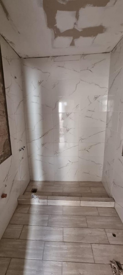 P.H. tres ambientes a estrenar, primer piso por escalera. (EN OBRA)  Zona: Villa Primera 