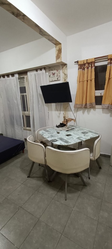 ALQUILER 24 MESES!!! Departamento un ambiente al lateral. Buen estado original.