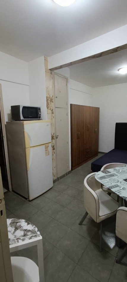 ALQUILER 24 MESES!!! Departamento un ambiente al lateral. Buen estado original.