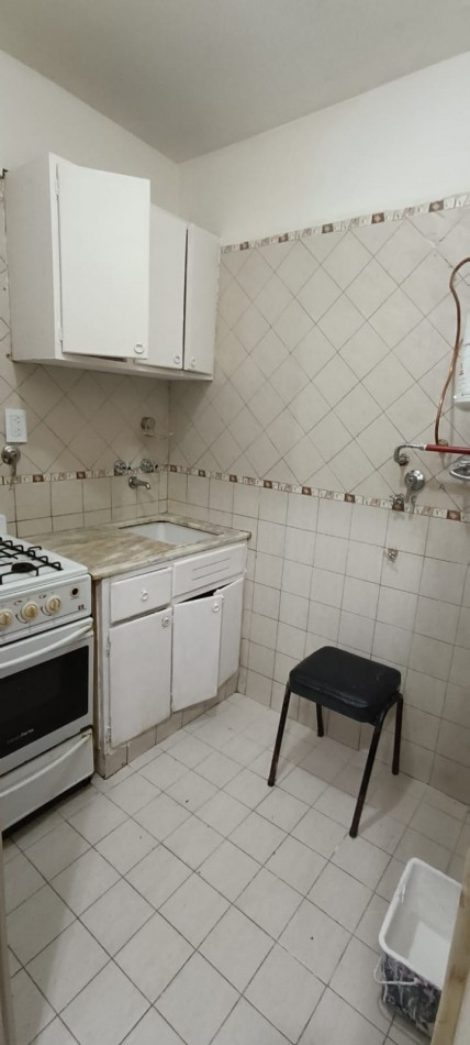 ALQUILER 24 MESES!!! Departamento un ambiente al lateral. Buen estado original.