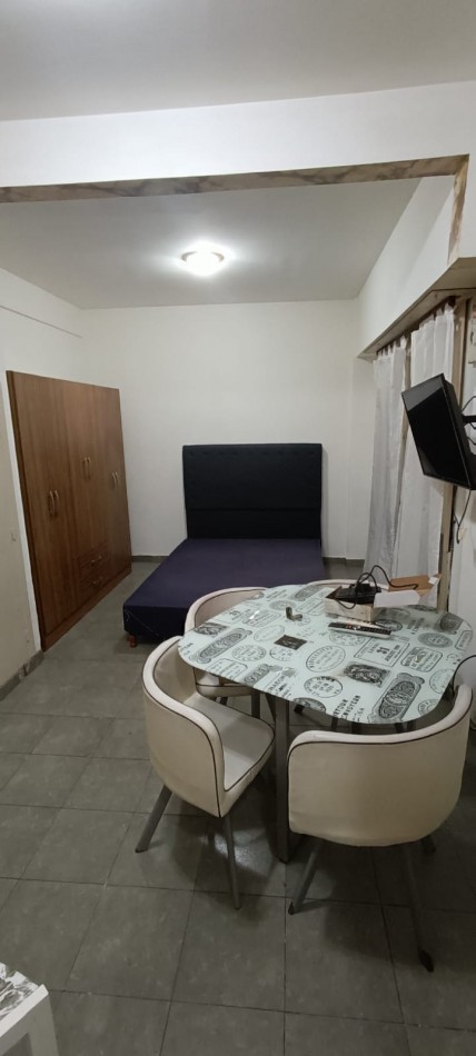 ALQUILER 24 MESES!!! Departamento un ambiente al lateral. Buen estado original.