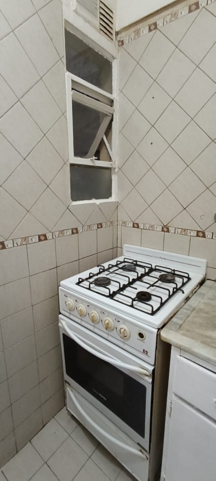 ALQUILER 24 MESES!!! Departamento un ambiente al lateral. Buen estado original.