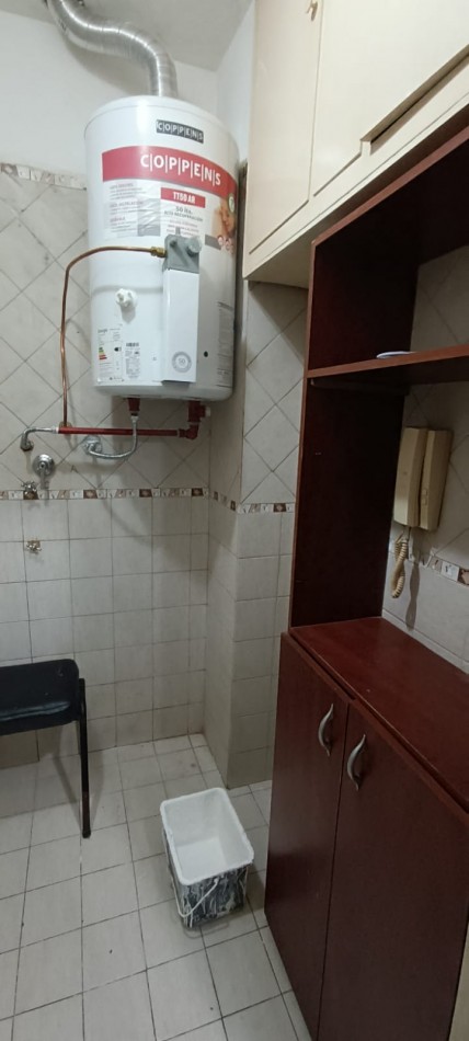 ALQUILER 24 MESES!!! Departamento un ambiente al lateral. Buen estado original.