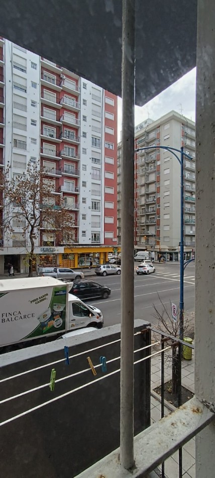 Departamento un ambiente a la calle con balcon saliente. Estado original