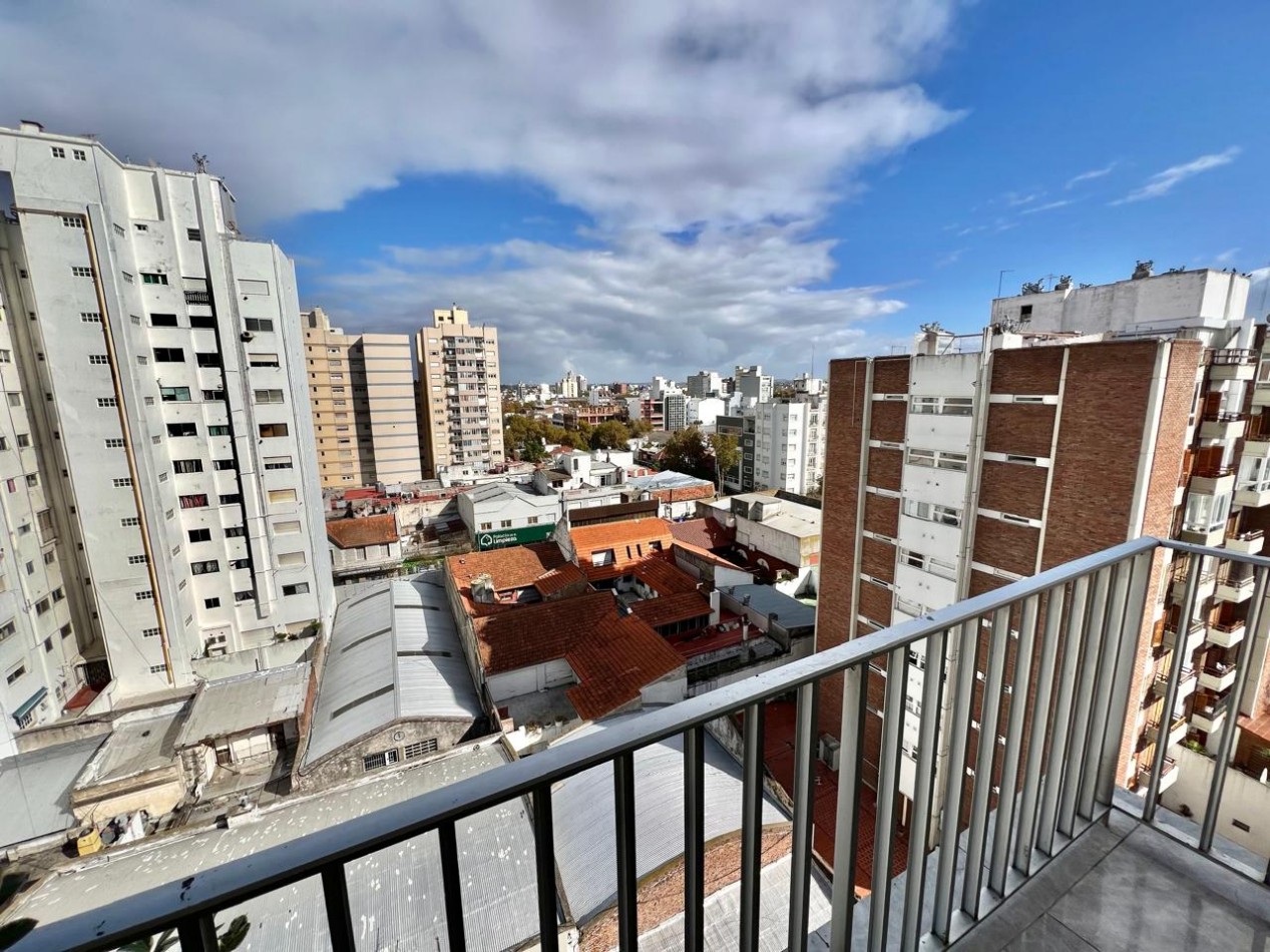 Departamento tres ambientes al lateral con balcon saliente luminoso. Reciclado y amoblado. Zona: Macrocentro